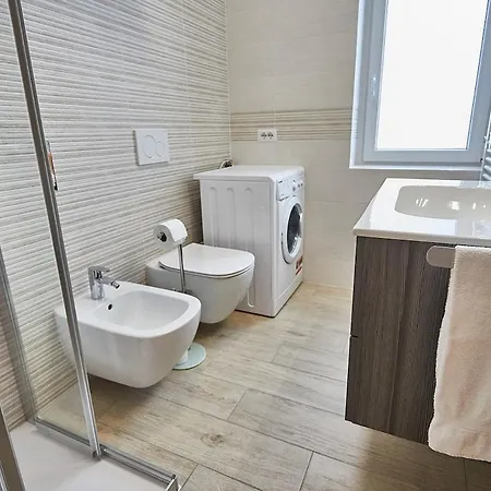 Апартаменты Cattaneo 65 3 Bedrooms 5 Minutes From And Station W Parking