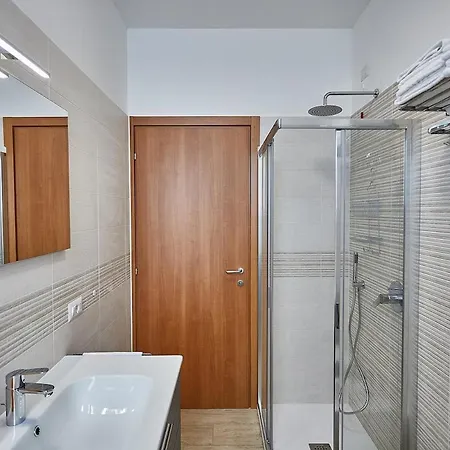 Апартаменты Cattaneo 65 3 Bedrooms 5 Minutes From And Station W Parking Лекко